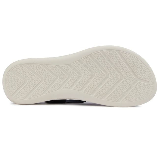 Omarm de zonnige dagen met gemak en een veerkrachtige stap, met de Kia-sandalen van Solesister. Ontworpen met een rekbaar, nauwsluitend bovenwerk met bandjes en een comfortabel, gewatteerd voetbed voor een tijdloze zomerlook met stijl en comfort in gedachten. De sleehak zal je stap naar een hoger niveau tillen.