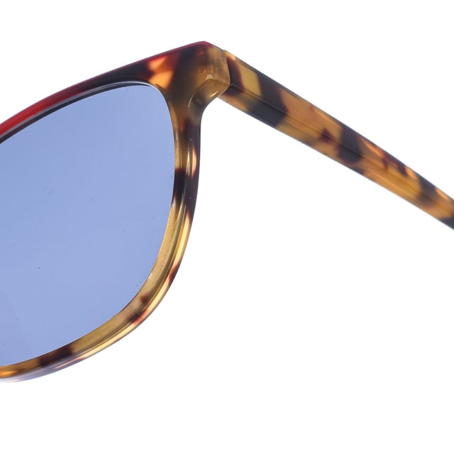 Leona sunglasses.
 Zen sunglasses with acetate frame.
 Cat eye shape.
 Acetate temples.
 100% UV Protection.
 Includes a neutral fabric cover.
 Measures: Lens height: 47 mm
 Lens width: 53 mm.
 Bridge: 15 mm.
 Temples: 146 mm.
 Composition: Acetate
 Care:
Cleaning and maintenance:
 -Clean the glasses with soap and water (neutral).
 - Do not use dirty or abrasive cloths, which may alter the characteristics of the filters.
 - Use only original accessories and spare parts.