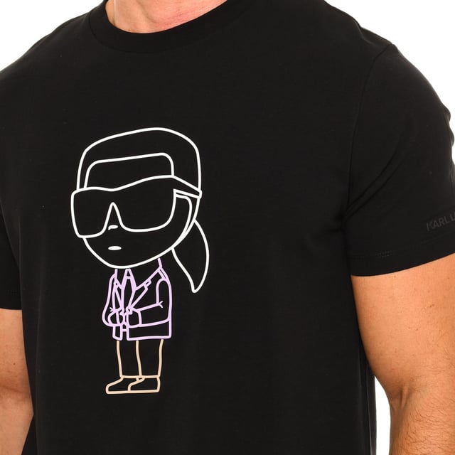 Camiseta manga corta 755400 hombre Karl Lagerfeld.

Presenta un cuello redondo acanalado, aportando un detalle texturizado y de estilo clásico.
Cuenta con un estampado de la marca Karl Lagerfeld en el frontal.
Lleva el nombre de la marca Karl Lagerfeld estampado en una de las mangas.
El corte y diseño sencillo permiten versatilidad en los looks y facilidad de combinación.
Esta camiseta de manga corta de Karl Lagerfeld es una prenda casual y polivalente, adecuada para múltiples ocasiones.
Su sencillez y comodidad, junto con el prestigio de la marca, la convierten en una opción atractiva y versátil.
 Composición: 95% Algodón, 5% Elastano
 Cuidados:
Lavar a temperatura máxima 30º.
Planchar a baja temperatura.
No usar lejía.
No usar secadora.
No lavar en seco.