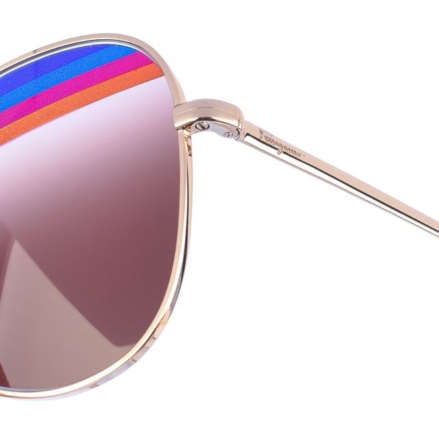 Gafas de sol con montura metálica.
Color Dorado.
Forma ovalada, estilo aviador.
Lentes de color Marrón Oscuro.
Detalle de franjas multicolor en la parte superior de la lente.
Patillas metálicas a tono, con el nombre de la firma grabado, y acabadas en acetato.
100% Protección UV.
Cristales antirreflejo.

Medidas  Medidas  Alto lente: 52 mm. Ancho lente: 60 mm. Puente: 13 mm. Patillas: 140 mm..

Limpiar las gafas con agua y jabón.
- No utilice paños sucios o abrasivos, que puedan alterar las características de los filtros.
- Utilice solo accesorios y repuestos originales.

Incluye: Todos nuestros productos se envían en el interior de su estuche original.