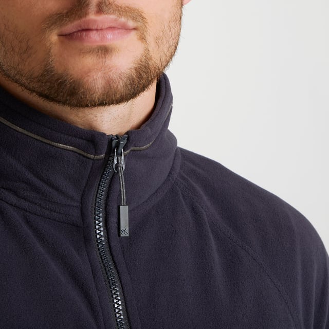 Material: 100% recycelter Polyester. Stoff: Microfleece. Innenfutter: Ungefüttert. 205gsm. Design: Einfarbig. Marken-Zip-Pull. Ärmel-Typ: Lang-Ärmel, Raglan. Manschette: Offen. Ausschnitt: Stehkragen. Taschen: 2 Fronttaschen. Verschluss: Durchgehender Reißverschluss. Nachhaltigkeit: Hergestellt aus recycelten Materialien.