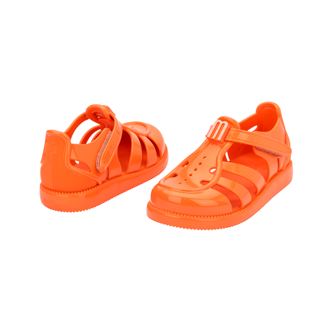 Let your baby slip into a world of dreams with the Mini Melissa Hip Daydream! Lightweight and easy to clean, the style will add cuteness to all of your little one's outfits. Velcro fastener ensures stability.