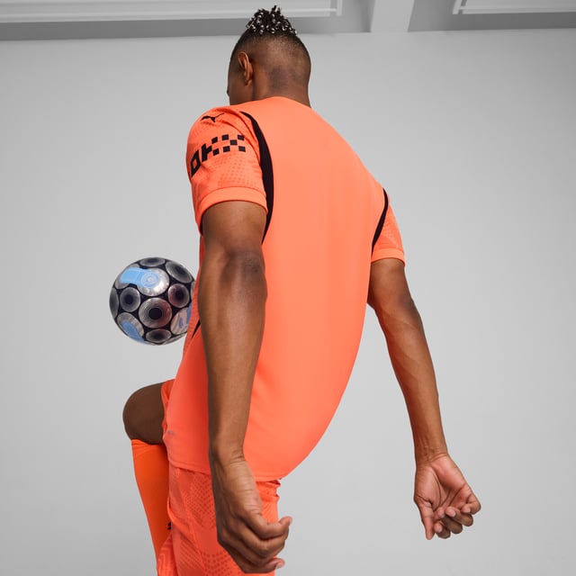 PRODUCT STORY: Defend your goal like Manchester City's finest in this official 24/25 short-sleeved goalkeeper jersey. Lightweight, breathable and cut for action, it features our moisture-wicking dryCELL fabric to keep you feeling cool, comfortable and focused. FEATURES & BENEFITS: dryCELL: Performance technology designed to wick moisture from the body and keepyou free of sweat during exercise; As part of the RE:FIBRE program, this garment is made of at least 95% recycled material from textile waste and other used materials. DETAILS: Regular fit; 170 gsm, Jacquard; Crew neck; Short sleeves; Official team branding. Our model is 181 cm tall and is wearing size M UK.