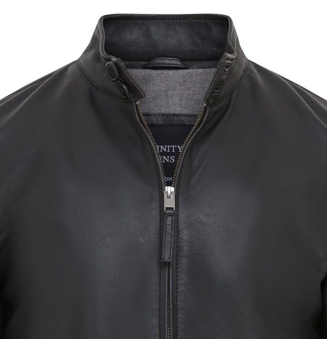 Esta chaqueta bomber para hombre, confeccionada en piel de napa de cordero de primera calidad, combina el encanto vintage con un diseño moderno. Tiene cuello alto con cierre de botón, cremallera en la parte delantera y dos bolsillos externos con cremallera y dos bolsillos internos para mayor comodidad. Los puños y el dobladillo acanalados garantizan un ajuste cómodo y ceñido, lo que la hace perfecta para salidas informales o eventos semiformales. Ya sea que busques un estilo universitario retro o una estética elegante de motociclista, esta chaqueta ofrece un atractivo atemporal y una artesanía duradera. Una prenda esencial del guardarropa para los entusiastas del cuero que aprecian el estilo, la funcionalidad y la calidad. Piel de cordero napa de primera calidad para una sensación suave y lujosa Chaqueta bomber de inspiración vintage con una estética retro universitaria y de motociclista Cuello alto con cierre de botón para mayor estilo Dos bolsillos externos funcionales con cremallera con dos bolsillos interiores Puños y dobladillo acanalados para un ajuste ceñido y personalizado Cierre frontal elegante con cremallera para un uso sin esfuerzo Diseño versátil adecuado para salidas informales y eventos semiformales Duradero y elegante para un uso duradero Una combinación perfecta de encanto retro y moda moderna