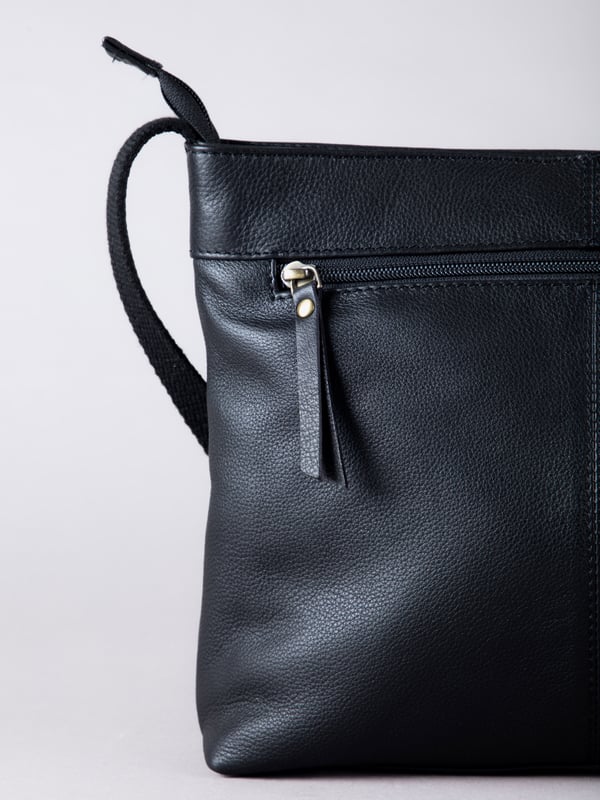 Expertly crafted from premium leather, the Winleigh cross body bag is as practical as it is stylish. Dual front zip pockets elevate this structured silhouette, whilst the adjustable cross body strap allows for versatile and comfortable wear. With plenty of room inside, this classic black bag is ideal for every day.