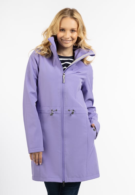 Geen vulling  Overtuig jezelf van deze sportieve, chique softshell jas van Schmuddelwedda. Het model is ademend, wind- en waterafstotend en scoort met een stijlvolle lengte die goed over het zitvlak valt en met een tailleband tot aan het figuur kan worden opgetrokken. Bijzonder opmerkelijk zijn de twee praktische zakken en de vele liefdevol doordachte details zoals de voor Schmuddelwedda typische koorden, borduursels, reliëfoogjes en koordstoppers.  softshell jas