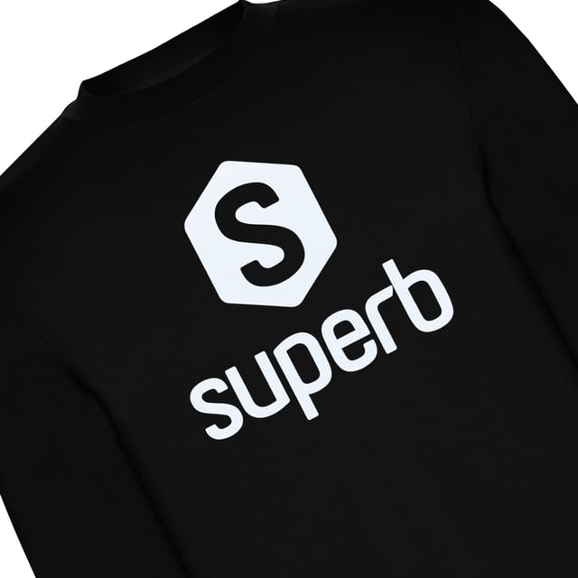 Sweatshirt Superb.
 Round neck.
 Brand print on the front.
 Ribbed cuffs and waistband.
 Seams seen in tone.
 Composition: 50% Cotton, 50% Polyester
 Care:
- Wash at max. 40ºC.
 - Do not use bleach.
 - Iron at low temperature.
 - Do not dry clean.
 - Do not use dryer.