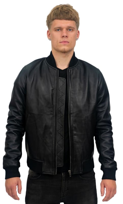 Inspirada en el estilo MA-1 de los años 50, esta chaqueta es un elemento básico icónico de los conjuntos casuales y se ha vuelto más popular con el paso del tiempo. Elaborada con nuestro cuero napa de grano completo de primera calidad, esta es una pieza de alta calidad que presenta dobladillos y puños elásticos para mayor comodidad y una apariencia cónica. La chaqueta se mantiene minimalista con añadidos en la parte delantera restringidos a dos bolsillos sutiles en la cintura para ese look de bombardero limpio. Recomendamos combinarla con jeans para un conjunto atemporal que sin duda se ha ganado su reputación como una opción para cualquier hombre que quiera mejorar su apariencia. • 100% cuero napa ultra suave de primera calidad • Dobladillos y puños elásticos para mayor comodidad • Cremallera YKK clásica en la parte delantera de la chaqueta • Disponible en colores negro, tostado y marrón • Incluye bolsillos integrados en el forro de la chaqueta y dos bolsillos exteriores en la cintura