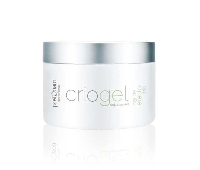 Gel de efecto frío - Body Treatment, para problemas de circulación o varices 200 ml
Ref. PQE01870

Descripción
Gel de efecto frío
Gel hipotérmico con un triple efecto: anticelulítico, reafirmante y relajante de piernas
- Gel anticelulítico: produce una hipotermia en la piel (baja la temperatura) ante la que el cuerpo reacciona quemando grasas, consiguiendo así el efecto deseado
Este tratamiento anticelulítico en frío es especial para personas con problemas de circulación o varices, ya que en estos casos el tratamiento en caliente es desaconsejable porque el calor dilata las venas
- Gel relajante de piernas: se aconseja especialmente a las personas con problemas de circulación y varices, ya que el frío actúa contra la excesiva dilatación de las venas
- El efecto reafirmante se consigue debido a la contracción ocasionada por el efecto frío

Principios activos:
- Guaranina (cafeína y teobromina): ejercen una acción queratolitica sobre los nódulos de grasa, provocando una disminución de los mismos
- Extracto de té verde
- Extracto de viña roja
- Extracto de ginkgo biloba
- Extracto de centella asiática: efectos reafirmante y antiestrías
- Extracto de hiedra: descongestivo y regulador de la circulación
- Extracto de fucus: este alga tiene un gran porcentaje de yodo, el cual aporta el efecto anticelulítico
- Alcohol
- Mentol, alcanfor y eucalipto: provocan el efecto de frío intenso
Contenido
200 ml
Modo de empleo
Aplicar sobre la zona a tratar mediante un suave masaje, hasta su total penetración y envolver en papel osmótico
Para una mayor efectividad, se recomienda su uso a diario
Para tratar piernas cansadas, aplicar por la mañana y antes de acostarse. Se aconseja aplicarlo antes de poner las medias para potenciar su efecto