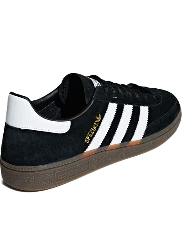 Deze klassieke sneakers hebben een bovenwerk van nubuck suède. Deze sneakers met normale pasvorm zijn voorzien van het klassieke logo van het merk, een vetersluiting en een zachte rubberen buitenzool, waardoor ze trouw blijven aan hun vintage roots.