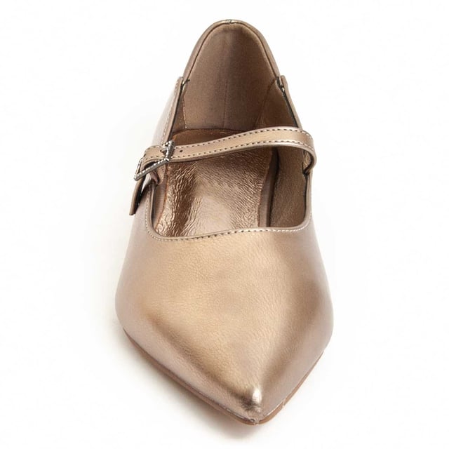 Casual ballerina voor dames. Comfortabele pasvorm. Gevoerde binnenzool van natuurlijk leer. Door andere merken voor ons merk gemaakt.