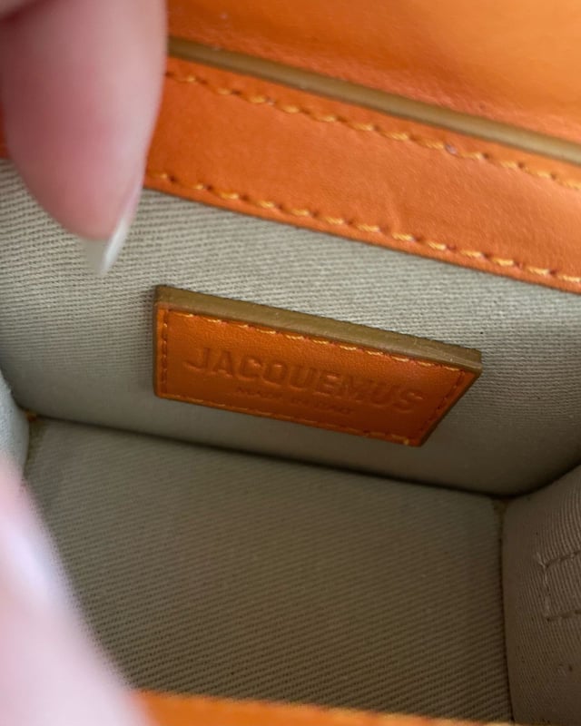 VINTAGE, RRP AS NEW
Add a pop of color to your ensemble with the Jacquemus Le Chiquito Mini Signature Top Handle Bag in a vibrant orange hue. This mini top-handle bag boasts a structured silhouette. The bag is finished with the brand's signature logo lettering, giving it an elegant touch. With a removable crossbody strap for versatility and a magnetic closure for security, this Jacquemus Le Chiquito Mini Signature Top Handle Bag is the perfect accessory to elevate your look.
Jacquemus Le Chiquito Mini Signature Top Handle Bag in Orange Leather
Condition: Excellent
Sign of wear: No
Material: Leather
Color: Orange
Dimensions:  
Length: 130 mm
Width: 70 mm
Height: 95 mm
SKU: 358559 / NAPBKGBBA337801W  
Size: One Size