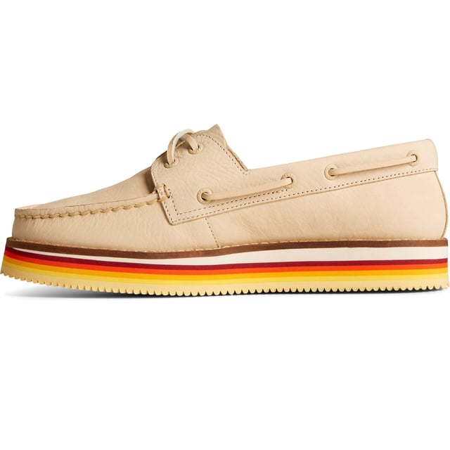 Der Authentic Original Bootsschuh - eine echte Ikone des Prep-Styles - hat alles angefangen. Jetzt mit einer aktualisierten Außensohle aus mehrfarbigem EVA-Gummi, die einen leuchtenden Farbteppich unter dem hochwertigen Lederobermaterial bildet.