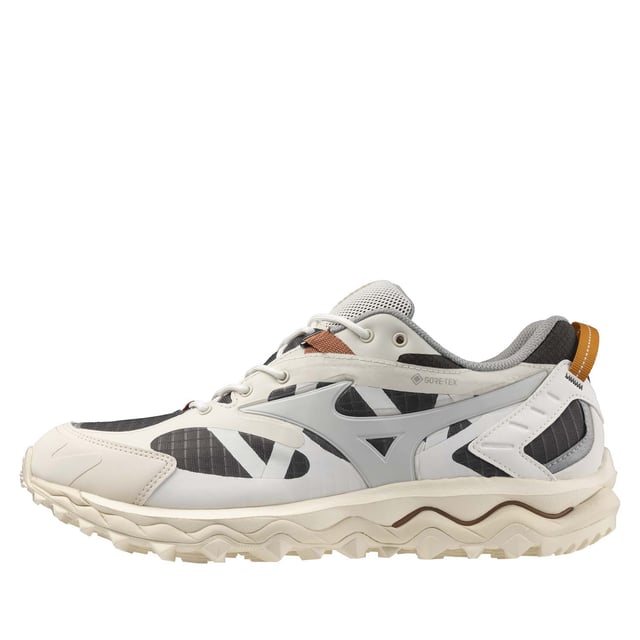 Heren Mizuno Wave Mujin TL Gore-Tex Sportstyle schoenen in zand.- Gore-Tex bovenwerk.- Vetersluiting.- Ultra zachte demping.- Mizuno Wave technologie.- Michelin rubberen zool.- Ref.: D1GA237303