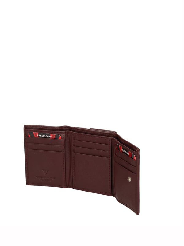 Cartera de hombre. El cierre es con botón de presión. Los bolsillos internos son tarjeteros y porta billetes. Los bolsillos exteriores son uno trasero con clip. Falta la correa para el hombro. Falta el mango. Hay un compartimento interno. El material exterior es 100% Piel Auténtica. Internamente está forrado en piel auténtica. Medidas: 8x10x3 cm. Producto de moda