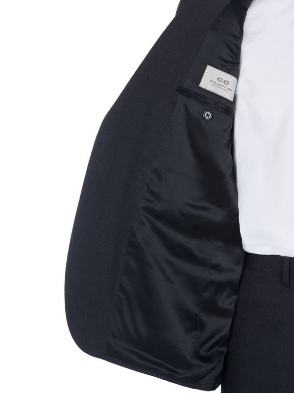 98% lana virgen, 2% elastano; traje de Corneliani;  Modelo: 907R49 0988560 013;  Mano de obra de alta calidad;  Mezcla de lana suave;  cuello de solapa;  Dos bolsillos delanteros con solapa, un bolsillo en el pecho;  Tres bolsillos interiores;  Dos aberturas laterales;  pantalón de traje con cierre de gancho y cremallera;  Dos bolsillos laterales, dos bolsillos pequeños delante, dos bolsillos ribeteados detrás;  Hebillas de cinturon