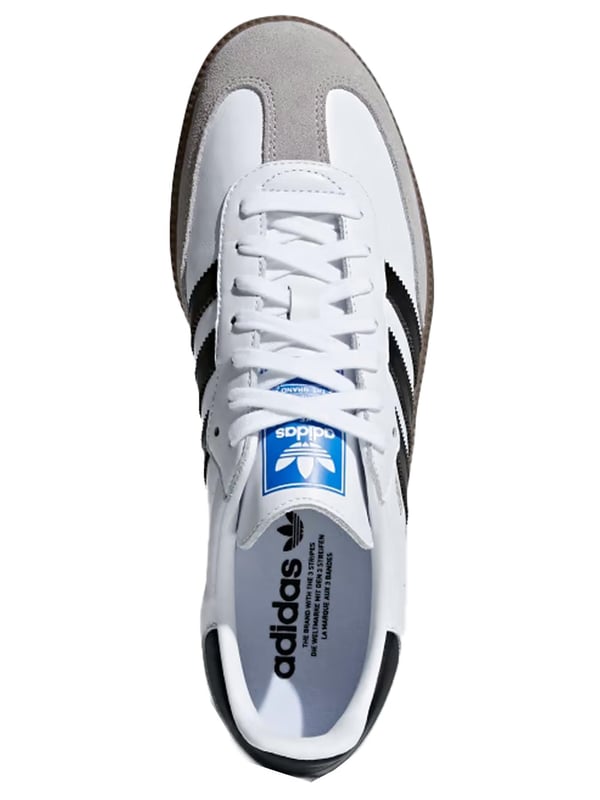 Stap in stijl het veld op met de iconische Samba. Deze schoenen hebben een bovenwerk van soepel leer en strakke suède accenten, waardoor de klassieke look en feel behouden blijft. De vetersluiting zorgt voor een comfortabele pasvorm, terwijl de voering van synthetisch leer en de tussenzool van gomrubber ondersteuning en demping bieden. Breng een eerbetoon aan het voetbalerfgoed met de getextureerde rubberen cupzool en het T-neusontwerp, compleet met goudfoliedetails en metalen accenten die de naam "Samba" spellen.
adidas Sambas hebben een normale pasvorm, maar sommige mensen vinden ze iets aan de smalle kant. Heb je bredere voeten? Kies dan een halve maat groter voor wat meer ruimte