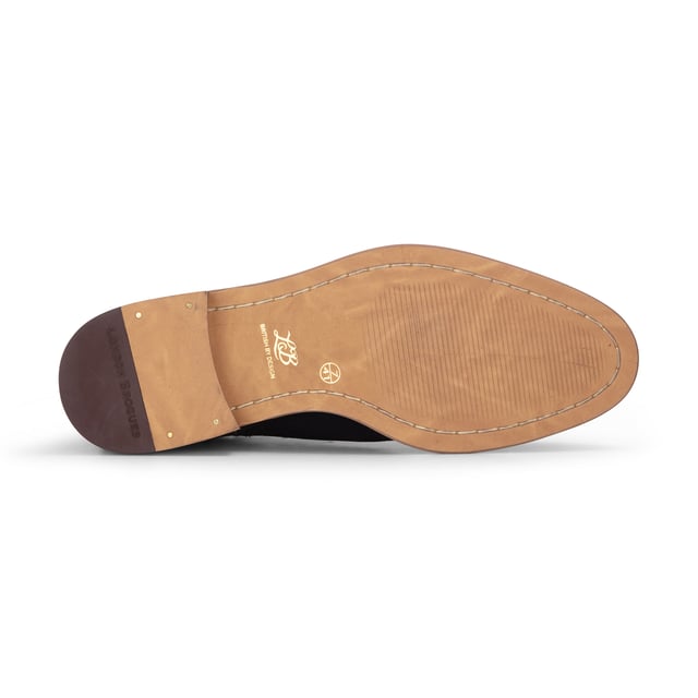 Mejora tu colección de calzado con los botines Chelsea sin cordones de ante azul marino para hombre de London Brogues. Fabricadas con ante de primera calidad, estas botas ofrecen un aspecto y una sensación lujosos, perfectos para realzar atuendos tanto casuales como formales. El cómodo diseño sin cordones presenta paneles laterales elásticos para un ajuste ceñido y fácil de usar. Con una suela de cuero duradera que proporciona un agarre superior, estas botas son adecuadas para diversas superficies y condiciones climáticas. Disfruta de comodidad durante todo el día con la plantilla acolchada, lo que las hace ideales para largas horas de pie. Ante de primera calidad para una apariencia sofisticada Comodidad sin cordones con paneles laterales elásticos Suela duradera con agarre superior para tracción Plantilla acolchada para mayor comodidad ideal para uso prolongado