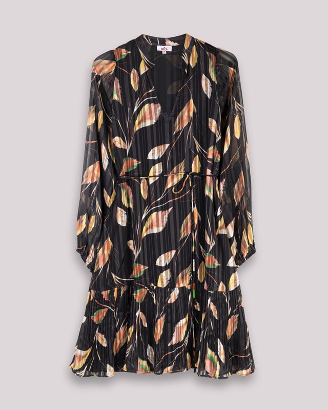 El vestido cruzado Nicola, con su sofisticado estampado de hojas en tonos cálidos sobre fondo oscuro, te hará sentir la esencia del otoño. Su diseño cruzado favorecedor y su estilo elegante lo convierten en la prenda perfecta para realzar tu feminidad en cualquier ocasión especial.
 
 
 
 Vestido corto con cuello pico. 
 
 Manga larga con puño elástico. 
 
 Cinturón de cordón con terminación de abalorios. 
 
 Bajo en volante tableado. 
 
 Tejido con textura de rayas satinadas. 
 
 Estampado de hojas.