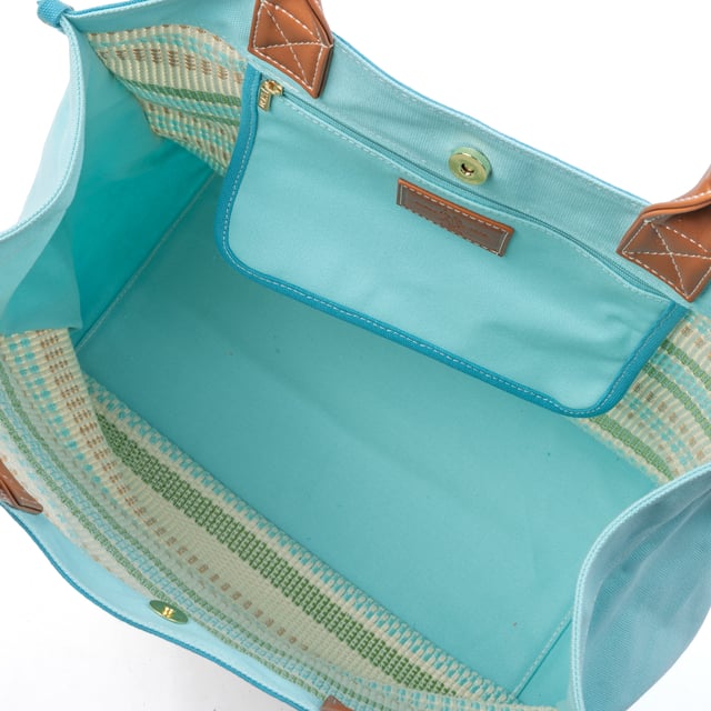 ¡Añade un toque de color y vitalidad a tu look con este impresionante bolso tote!

Su diseño texturizado multicolor, único y llamativo, lo hace perfecto para la temporada de verano, combinando fácilmente con varios atuendos.

Dimensiones: 41 x 33 x 18 cm