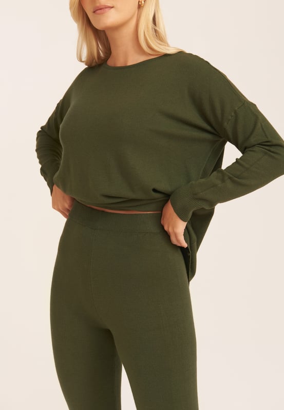 Diese khakifarbenen Soft-Touch-Leggings sind ein Grundnahrungsmittel für den Herbst/Winter und lassen sich perfekt mit übergroßen Kapuzenpullis, Grobstrick und grafischen T-Shirts kombinieren.- Hoher Bund- Gebürstete Baumwolle- Schmale Passform