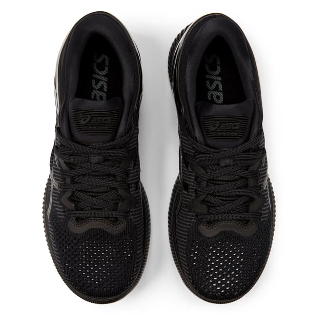 Zapatillas de running Asics MetaRide para mujer en color negro: la cúspide de la tecnología de vanguardia y el diseño elegante, creadas para mejorar tu experiencia de carrera. Diseñadas por Asics, una marca sinónimo de innovación y rendimiento, estas zapatillas cuentan con elementos clave que las distinguen de las demás. Estas son las características más destacadas de las Asics MetaRide:

 Tecnología Guidesole:  Las MetaRide utilizan la innovadora tecnología Guidesole de Asics, diseñada para optimizar tu forma natural de correr. Esta tecnología promueve la eficiencia reduciendo la flexión del tobillo y mejorando la propulsión hacia adelante, lo que lleva a una zancada más suave y eficiente energéticamente.

 Entresuela FlyteFoam Propel:  La entresuela está equipada con FlyteFoam Propel, que ofrece una amortiguación ligera y un retorno de energía excepcional. Esta característica garantiza una pisada cómoda y con gran capacidad de respuesta, tanto si recorres kilómetros en carretera como si te enfrentas a terrenos difíciles.

 Sistema de amortiguación GEL:  La amortiguación GEL de Asics está estratégicamente situada en las zonas clave de impacto, proporcionando una amortiguación superior. Esta característica mejora el confort general y reduce el impacto en las articulaciones durante cada zancada.

 Tecnología MetaClutch para el ajuste del talón:  La tecnología MetaClutch en el contrafuerte del talón está diseñada para proporcionar un ajuste seguro y personalizado, garantizando la estabilidad y la sujeción durante las carreras de alta intensidad.

 Parte superior transpirable y ligera:  Las zapatillas cuentan con una construcción superior transpirable y ligera, que permite un flujo de aire óptimo para mantener los pies frescos y cómodos. Este diseño contribuye a una sensación general de ligereza y agilidad.

 Calidad de fabricación Asics:  Asics es conocida por su compromiso con la calidad, y las MetaRide Women's Black Running Trainers ejemplifican esta dedicación. Estas zapatillas están fabricadas para soportar los rigores del running regular, garantizando durabilidad y fiabilidad.