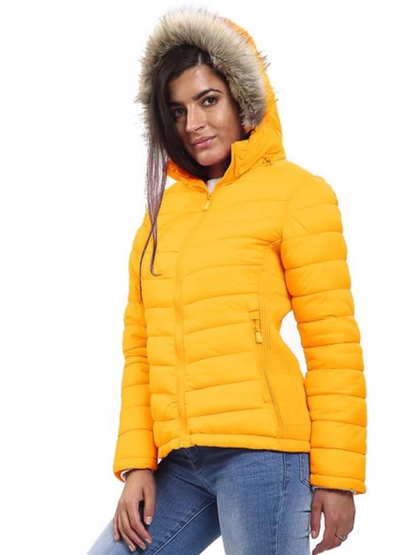 Presentamos la Chaqueta Puffer para Mujer de Kruze, una combinación perfecta de estilo, calidez y funcionalidad para el clima frío. Esta chaqueta ligera está diseñada con un cierre de cremallera completo para un uso fácil y cuenta con una capucha removible con lujoso ribete de piel sintética, que añade un toque de sofisticación a tu look de invierno. Detalles como los bolsillos laterales con cremallera brindan un almacenamiento seguro para tus esenciales, mientras que los paneles laterales elásticos y plisados ofrecen un ajuste flexible que se adapta a tus movimientos. Con su diseño versátil y materiales de primera calidad, esta chaqueta puffer te mantiene abrigada y con estilo en los días más fríos.