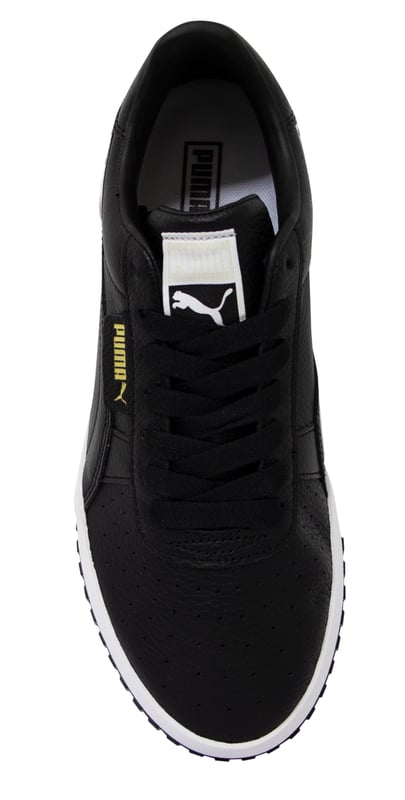 Entrenadores negros para mujeres de Puma Cali, la combinación perfecta de diseño de moda y comodidad excepcional. Estos entrenadores están hechos con meticulosa atención al detalle, lo que los convierte en la mejor opción de calzado para mujeres que buscan rendimiento y estilo. Aquí hay una descripción detallada de sus características clave:

Diseño negro elegante: los entrenadores de mujeres Puma Cali cuentan con un exterior elegante y completamente negro, que exudan un aire de elegancia discreta. El esquema de color monocromático hace que sean fáciles de combinar con varios atuendos, desde ropa casual de athleisure hasta conjuntos más refinados.

Materiales premium: hechas de materiales de alta calidad, estos entrenadores están construidos para soportar los rigores del uso diario. La combinación de cuero sintético duradero y malla transpirable asegura un rendimiento duradero y un comodidad excepcional.

Branding Puma: el icónico logotipo de Puma se incorpora de buen gusto al diseño, mostrando la herencia y el compromiso de la marca con la excelencia. El logotipo se puede encontrar en la lengua, el talón y los lados de los zapatos.

Panada acolchada: diseñada con el desgaste de todo el día, los entrenadores Puma Cali cuentan con una plantilla acolchada que ofrece soporte receptivo y absorción de choques. Esto asegura que cada paso se sienta cómodo, ya sea que esté paseando por la ciudad o participe en actividades físicas ligeras.

Suela de la plataforma: los entrenadores vienen con una suela de plataforma que no solo agrega un toque moderno a su aspecto, sino que también proporciona un impulso de altura elevado. La suela gruesa ofrece estabilidad y mejora su postura para un paso seguro.

Cierre de cordón: el cierre clásico de cordón le permite personalizar el ajuste a su preferencia, asegurando una sensación segura y ajustada durante todo el día.