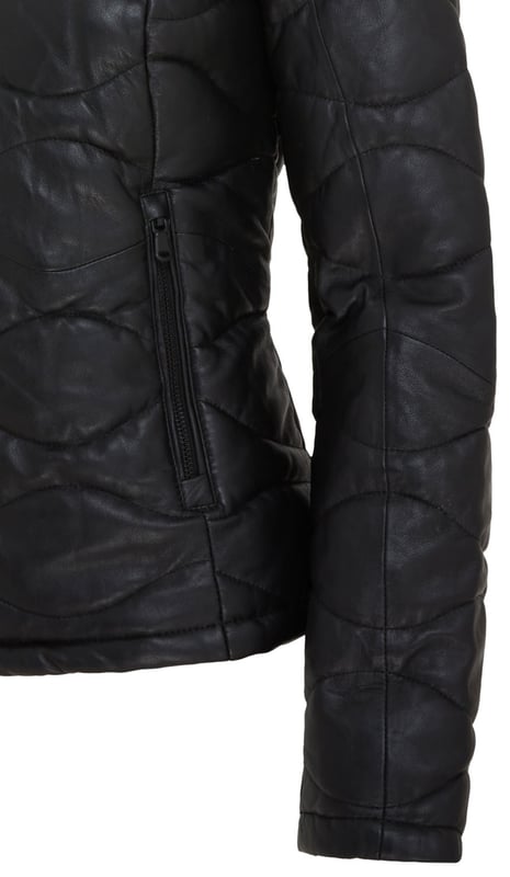 Experimente la combinación perfecta de sofisticación y practicidad con nuestra chaqueta acolchada de cuero para mujer Infinity Signature Range. Confeccionada con cuero napa de oveja de primera calidad, esta chaqueta presenta un innovador acolchado aislante y líneas de acolchado de guiones horizontales escalonados para una calidez superior y un estilo atemporal. Diseñada con la funcionalidad en mente, cuenta con una cremallera UMZ expuesta, cuello alto, para mayor comodidad. Los bolsillos calientamanos con cremallera brindan calidez, mientras que el interior completamente forrado en algodón con dos bolsillos verticales con cremallera y un bolsillo para el teléfono garantiza comodidad. Esta chaqueta redefine la elegancia y la durabilidad, lo que la convierte en una adición esencial a su guardarropa. Características principales: Cuero napa de oveja de primera calidad para una suavidad lujosa. Acolchado aislante para mayor calidez y estilo. Cremallera UMZ expuesta y cremallera inteligente en el cuello para detalles únicos. Puños con ribete elástico para mayor comodidad y protección. Dos bolsillos calientamanos con cremallera y dos bolsillos interiores. Interior completamente forrado en nailon con dos bolsillos con cremallera y un bolsillo para el teléfono. Diseño atemporal perfecto para un estilo versátil.