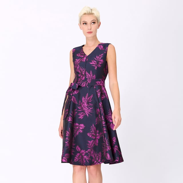Een jurk die je silhouet benadrukt met glamour en elegantie. Gesproken lijfje, aantrekkelijke V -halslijn maar fatsoenlijke, brede stofgordel die de taille en royaal wijd uitlopende rok onderstreept. Volledig bekleed met satijnen stof, gesneden in een brokaatstof met "tropisch" patroon. Een cocktailitem om te exposeren tijdens je volgende avond of feest.
 
Productdetails:
 • Formulier: fit-and-flare
 • Lengte: 101 cm
 • Zonder mouwen
 • V kraag
 • Invisible Zipper Center Back
 • Toegevoegd riem