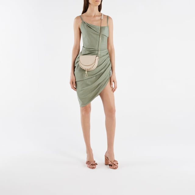 ¿Mules de terciopelo, rematados con un lazo XL en la parte delantera? ¡Verdaderos zapatos de princesa! Póntelos con unos vaqueros acampanados o un vestido largo.