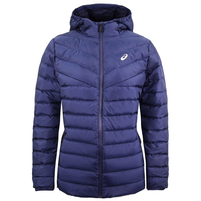 Het slim fit damesjack van ASICS is perfect voor dagelijks gebruik bij koud weer. Het heeft twee steekzakken. De manchetten zijn voorzien van elastiek. Bijzonderheden Aansluitend silhouet. Zijzakken met rits. Logo op de borst. Water- en winddichte eigenschappen.