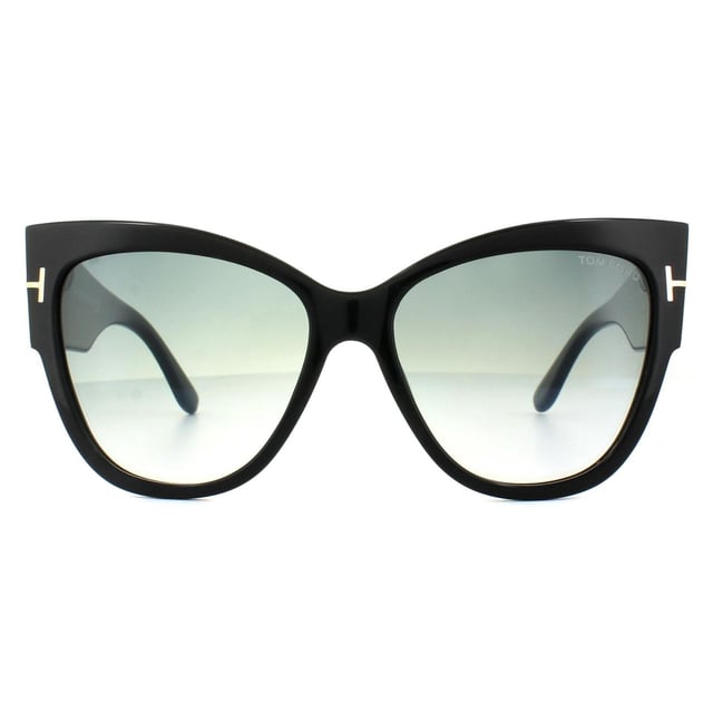 Lunettes de soleil Tom Ford 0371 Anoushka 01b Black Grey Black Gray a pris la forme des yeux du chat à l'extrême ultime avec ce look vintage audacieux et exagéré qui a été massivement populaire. Des temples épais avec la signature emblématique t bar tom ford complètent ces lunettes de soleil glamour et frappantes Tom Ford