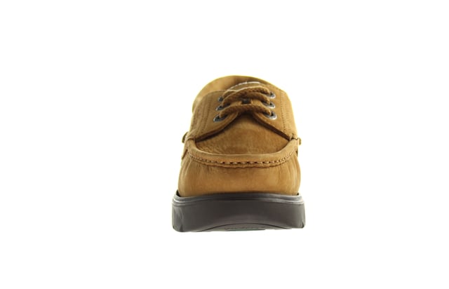 Un perfil clásico de pateadores con un cordón lateral superior y náutico de cuero, la zapatilla de botes Lennon es fácil de usar cada vez que su imaginación navega.