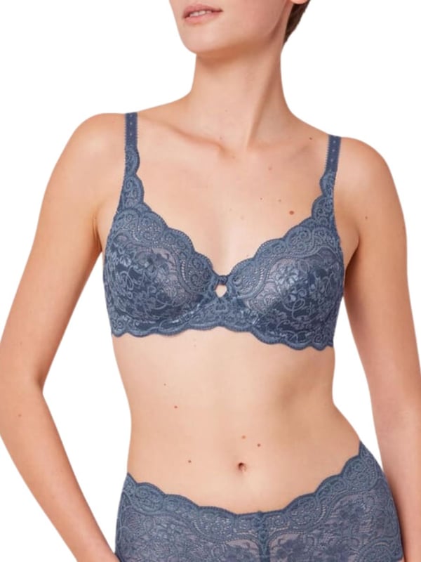 Triumph Amourette 300 High Apex Bra. With semi-transparent cups, lightweight wiring and adjustable closure. The product is hand-wash only.