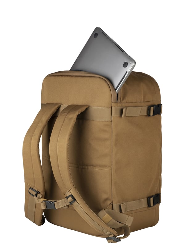 Mochila unisex. El cierre es con cremallera. Los bolsillos internos son uno abierto. Los bolsillos externos son dos delanteros con cremallera y uno trasero con cremallera. Falta la correa para el hombro. El mango es de tereftalato de polietileno reciclado. Hay un compartimento interno. El material exterior es tereftalato de polietileno reciclado. Internamente es tereftalato de polietileno reciclado. Medidas: 34x47,5x19 cm. Producto de moda