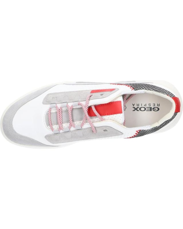 Durch die Schnürbindung bieten diese Schuhe eine ideale Passform an den Fuß, die Komfort beim Tragen den ganzen Tag über sichern, unabhängig vom Anlass.

Die runde Spitze verleiht ihnen ein klassisches, aber gleichzeitig modernes Aussehen, das sowohl mit legeren als auch mit eleganteren Styles perfekt harmoniert.

Die markenlogierte Sohle ist nicht nur ein Erkennungszeichen der Marke, sondern auch eine Garantie für Haltbarkeit und Qualität, was jeden Schritt sicher und stabil macht.

An den Seiten geprägte Markennamen unterstreichen subtil die Exklusivität des Produkts, verleihen ihm einen einzigartigen Charakter und heben es von anderen Modellen ab.

Hergestellt aus hochwertigem Naturleder und ökologischem Leder, sind diese Schuhe nicht nur stilvoll, sondern auch besonders haltbar und atmungsaktiv, was den ganzen Tag über Tragekomfort bietet.

Verpackt in einer Firmenbox, eignen sie sich perfekt als Geschenk, und die elegante Verpackung betont zusätzlich ihre Einzigartigkeit und Prestige.
