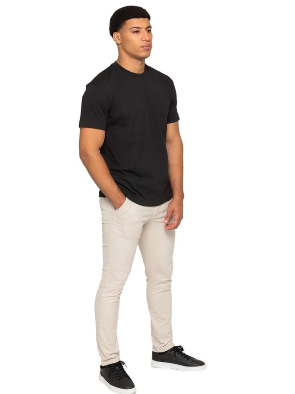 Gönnen Sie sich den ultimativen Komfort und Stil mit unserer ENZO Herren Designer Skinny Fit Chino Hose. Mit einer schlanken Reißverschlussöffnung, zwei Vordertaschen, zwei Gesäßtaschen und dem charakteristischen Markenlogo auf dem hinteren Bundpatch.