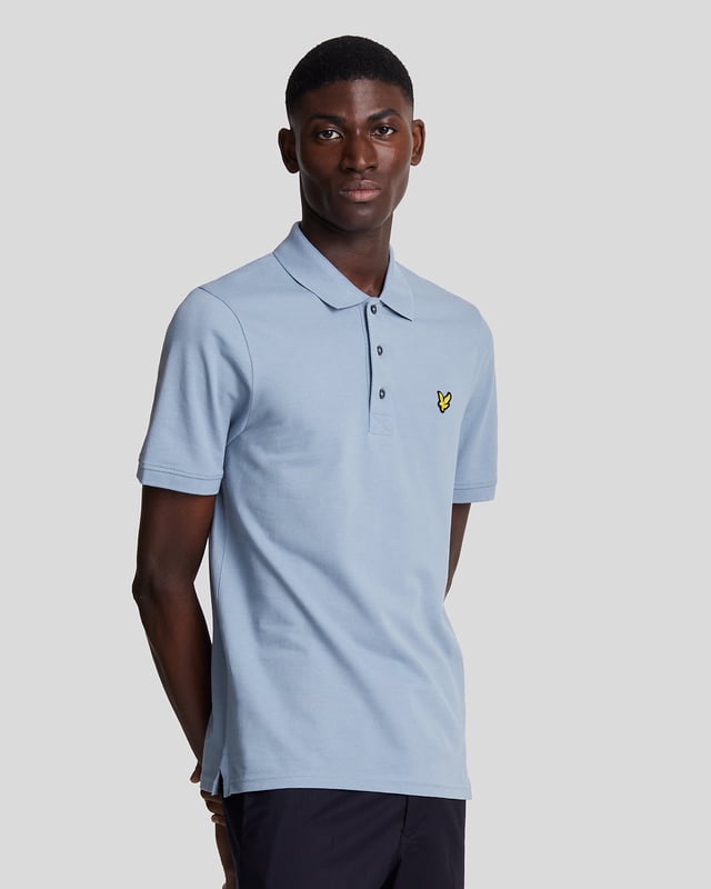 Det är en viktig del av garderoben som du kan ta fram på helgerna, klä ner dig på jobbet, gå ut på kvällen och till och med på golfbanan. Vår enfärgade Lyle & Scott polotröja är en sådan klassiker att den knappt behöver någon presentation. Den är tillverkad av bomullsblandad jersey med lite extra stretch. - Klassisk krage
- Knäppning framtill
- Korta ärmar
- Sammansättning: 97% bomull, 3% elastan