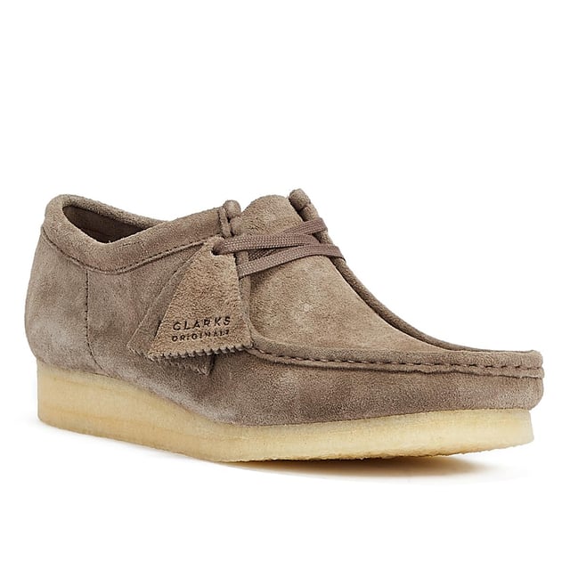 These shoes feature suede uppers, flat laces, and tonal fobs, marking Clarks' commitment to quality. They are complete with natural crepe soles, ensuring both style and comfort.