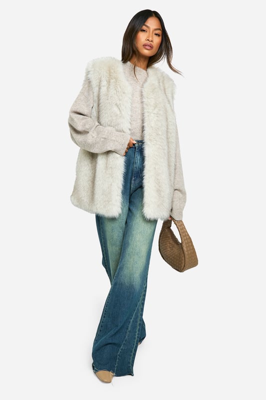 Wrap up in the latest coats and jackets and get out-there with your outerwearBreathe life into your new season layering with the latest coats and jackets from boohoo. Supersize your silhouette in a padded jacket, stick to sporty styling with a bomber, or protect yourself from the elements in a plastic raincoat. For a more luxe layering piece, faux fur coats come in fondant shades and longline duster coats give your look an androgynous edge.