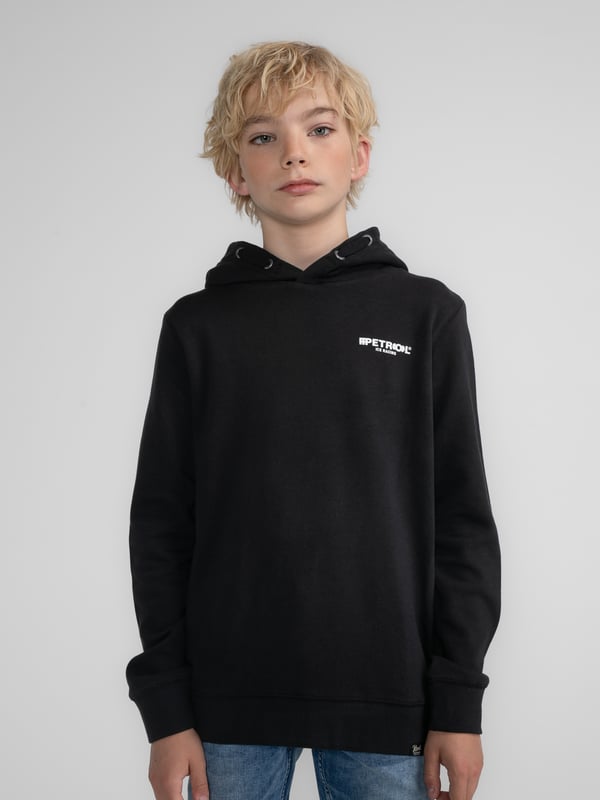 Lässiger Hoodie mit dezentem Logoprint auf der Brust und normaler Passform. Dieser Hoodie hat eine Kapuze mit Tunnelzug, eine Kängurutasche und gerippte Ärmelbündchen. Hergestellt aus 100 % Baumwolle. Du kannst dich nicht zwischen zwei Größen entscheiden? Dann wähle die größere Größe. Lässiger HoodieDezenter LogoprintNormale PassformKapuze mit TunnelzugKängurutasche100 % Baumwolle