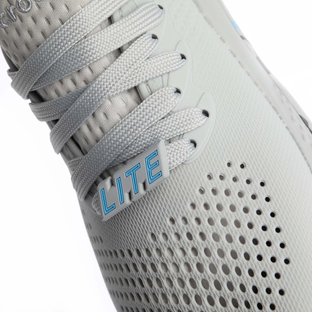 Heren Crocs LiteRide 360 Pacer Trainers in de kleur grijs.- Dynamisch ademend Matlite™ Motion bovenwerk.- Inclusief twee Jibbitz™ veterbedels "Litein en "Ridein.- Gebreide stof.- Druk en warmte toegewezen aan de voet om je ondersteuning en ademend vermogen te geven waar je voeten het het meest nodig hebben.- 360 graden LiteRide™ schuim onder de voet dat superzacht, ongelooflijk licht en buitengewoon veerkrachtig is.- LiteRide™: Revolutionair. Ingekorte zachtheid. Innovatief comfort.- Rubberen buitenzool.- Ref: 2076320ZU