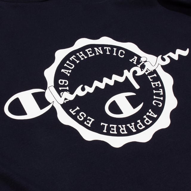It features a crew neckline with short sleeves and comes in a standard fit for a relaxed wear. Finished up with Champion branding to the chest.