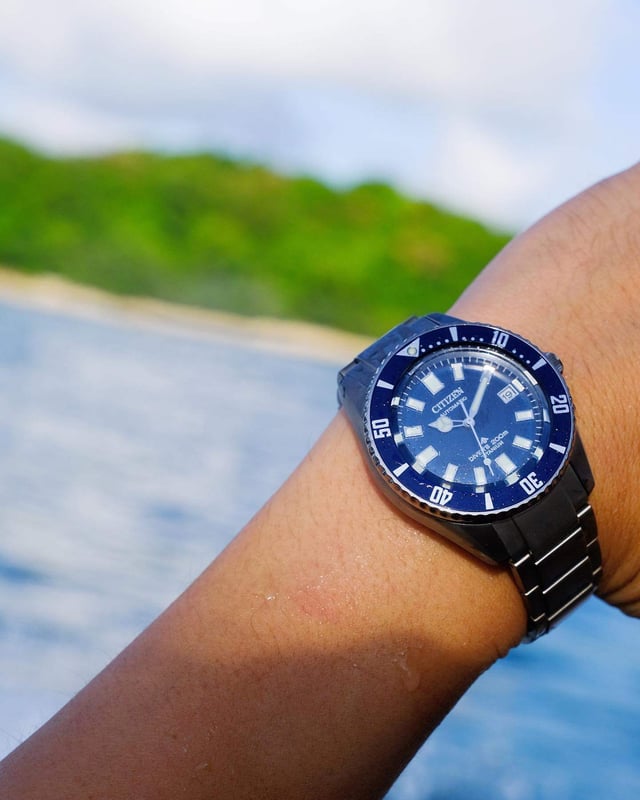 Diese Citizen Promaster Diver Analog Uhr für Herren ist das perfekte Zeitmesser, um sie zu tragen oder zu verschenken. Das silberne 41 mm runde Gehäuse kombiniert mit dem bequemen Silber-Titan-Armband sorgt dafür, dass Sie dieses atemberaubende Zeitmesser ohne Kompromisse genießen können. Angetrieben von einem hochwertigen Automatikwerk und wasserdicht bis 20 bar, wird Ihre Uhr weiterhin genau gehen. Diese Uhr verfügt über ein automatisches Uhrwerk (aufgeladen durch jede Bewegung Ihres Handgelenks; benötigt niemals eine Batterie) - Die Uhr hat eine Kalenderfunktion: Datum, leuchtende Zeiger, leuchtende Zahlen. Hochwertiges 21 cm langes und 21 mm breites Silber-Titan-Armband mit einer Klappschließe mit Druckknopf. Gehäusedurchmesser: 41 mm, Gehäusehöhe: 12 mm, Gehäusefarbe: Silber und Zifferblattfarbe: Blau.