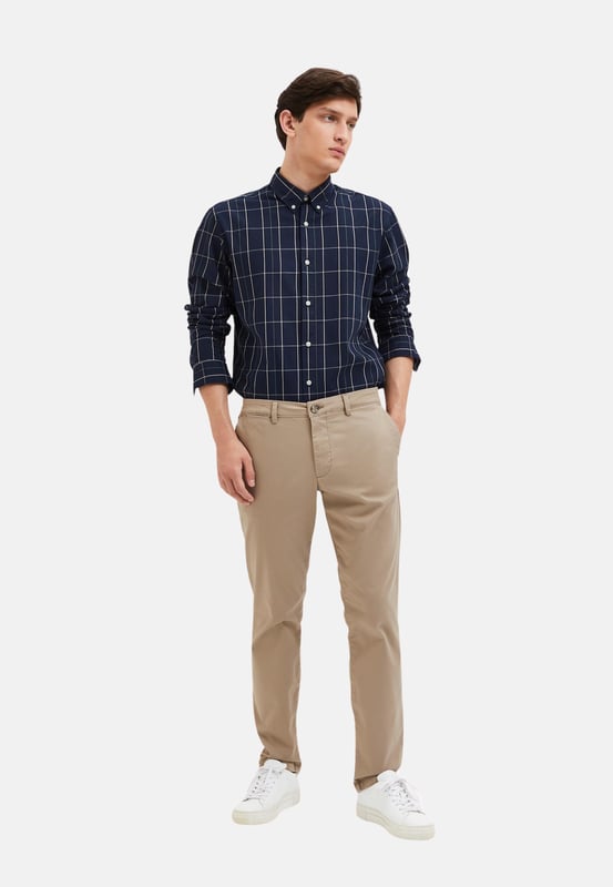 Tauchen Sie ein mit der Herren-Chinohose von Selected Homme. Mit ihrer schlanken Passform und dem schlanken Schnitt an den Oberschenkeln verleiht sie jedem Outfit eine moderne Eleganz. Die Paspeltaschen mit Knopf am Gesäß verleihen der Hose einen Hauch von Raffinesse und Funktionalität. Genießen Sie den ganztägigen Tragekomfort dank der hochwertigen Materialien und der sorgfältigen Verarbeitung. Die seitlichen Eingriffstaschen bieten praktische Aufbewahrungsmöglichkeiten für kleine Gegenstände. Der Reißverschluss und der Knopfverschluss sorgen für einen sicheren Sitz und ein einfaches An- und Ausziehen. Diese Chinohose ist perfekt für Männer, die einen anspruchsvollen Look mit einem Hauch von Lässigkeit suchen. Die Knöchellänge verleiht dem Style einen modernen Touch und ermöglicht es Ihnen, Ihre Lieblingsschuhe zu präsentieren. Die Gürtelschlaufen bieten die Möglichkeit, Ihren persönlichen Stil mit einem Gürtel Ihrer Wahl zu unterstreichen. Von lässigen Wochenendausflügen bis hin zu formellen Anlässen - diese Hose ist vielseitig einsetzbar und passt zu fast jedem Anlass. Erleben Sie den zeitlosen Stil und die Qualität von Selected Homme, die Ihren Look auf ein neues Level heben werden. Gönnen Sie sich den Luxus von Komfort und Stil - mit dieser Chinohose sind Sie immer perfekt gekleidet.