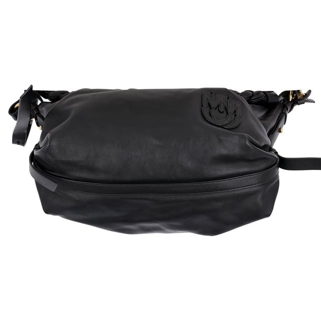 VINTAGE, RRP WIE NEU  
Ausstrahlung zeitloser Eleganz, diese Miu Miu Schultertasche ist aus schwarzem Leder mit goldenen Beschlägen gefertigt. Ihr charakteristischer geflochtener Tragegurt und das Miu Miu-Logo auf der Vorderseite machen sie zu einem eleganten und raffinierten Accessoire für jeden Anlass.

mit Staubbeutel

Miu Miu Logo Schultertasche aus schwarzem Leder  
Zustand: Ausgezeichnet  
Tragespuren: Kein Verkaufsetikett, Keine sichtbaren Gebrauchsspuren.  
Verpackung: Staubbeutel  
Farbe: schwarz  
Material: Leder  
Größe: Einheitsgröße  
Maße: Breite: 130; Höhe: 280; Länge: 350; Henkelhöhe: 160; Gurtlänge: 600  
SKU: NAPPUGBBA372667W