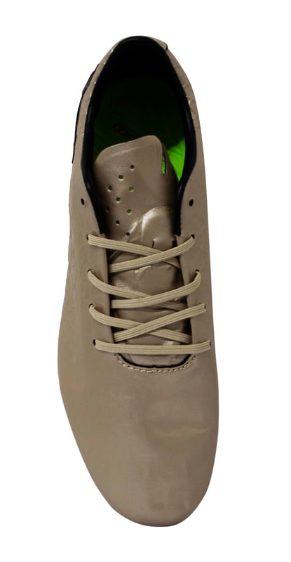 Under Armour UA Magnetico Pro Hybird SG Botas de fútbol de oro - hombre Dirige la pelota a la meta como si estuvieras usando una serie de imanes de neodimio ocultos con los zapatos de fútbol híbrido UA Magnetico Pro Under Armour®.
Superior sintético con silueta de corte bajo.
Cierre de cordón para un ajuste personalizado.
La caja de los pies ajustada es increíblemente suave para el toque y la sensación inigualables.
Una capa interna de material auxético flexible se moldea alrededor del pie para un ajuste y sensación preciso de guantes que está realmente personalizado para cada pie. La plantilla ultra respondida y cargada CHUCHING® absorbe el impacto y lo convierte en rapidez receptiva. La placa de CoreSpeed ™ Cleat proporciona un chasis liviano que mejora la capacidad natural del pie para acelerar, lanzarse en cualquier dirección y flexionar cuando sea necesario. Seis pernos de metal extraíbles proporcionan una tracción excepcional en campos suaves y firmes.
Gold se desprenderá en la parte inferior del maletero, pero esto no altera el rendimiento del arranque
