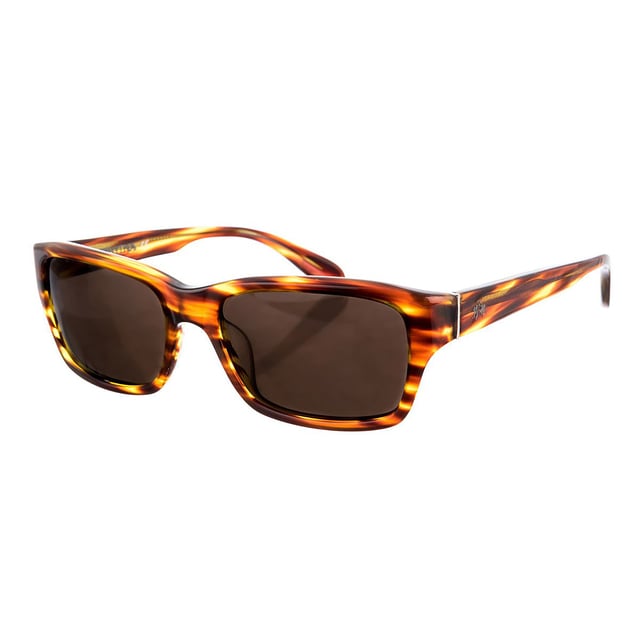 Gafas de sol, con montura de acetato.
Color marrón rayado.
Forma rectangular.
Lentes de color marrón oscuro.
Patillas de acetato a tono, con el logo de la marca en metálico.
100% Protección UV. 
Cristales antirreflejo.

Más Información:
Medidas:
Alto lente: 37 mm.
Ancho lente: 56 mm.
Puente: 18 mm.
Patillas: 140 mm.

Incluye: Todos nuestros productos se envían en el interior de su estuche original, el cual incluye una gamuza limpia cristales y los certificados de autenticidad y garantía.