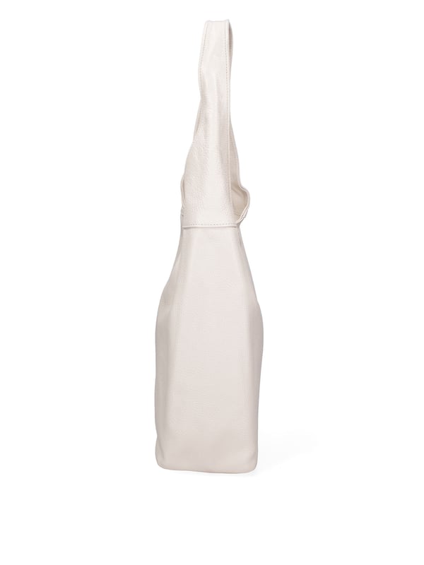 Bolso tipo cartera para mujer. El cierre es con cremallera. Los bolsillos internos son dos con cremallera y dos abiertos. Los bolsillos externos están ausentes. Falta la correa para el hombro. El mango es de piel. Hay dos compartimentos internos. El material exterior es piel auténtica tipo dólar. Internamente está forrado en tejido 70% algodón - 30% poliéster. Medidas: 39x55x13 cm. Hecho en Italia
